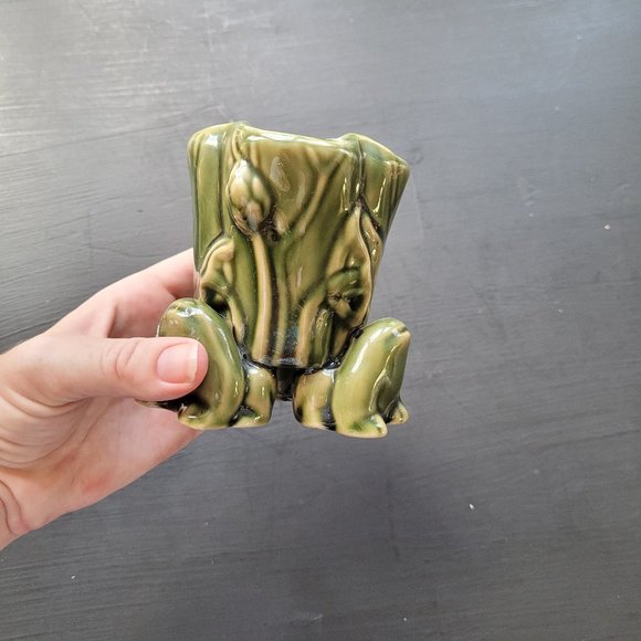 Small Avocado Green Frog Planter Vase Utensil Holder - Picture 6 of 10